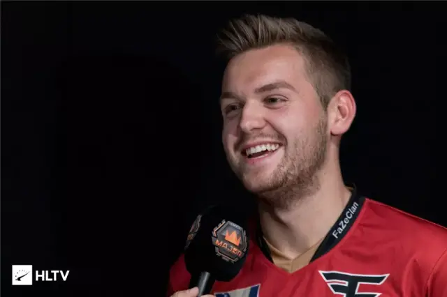 迫使他在非 迫使他在非