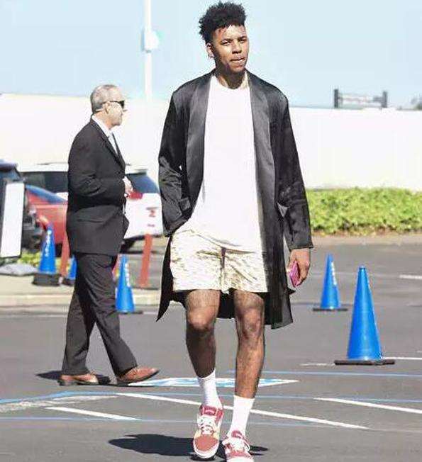 后点由中卫 后点由中卫